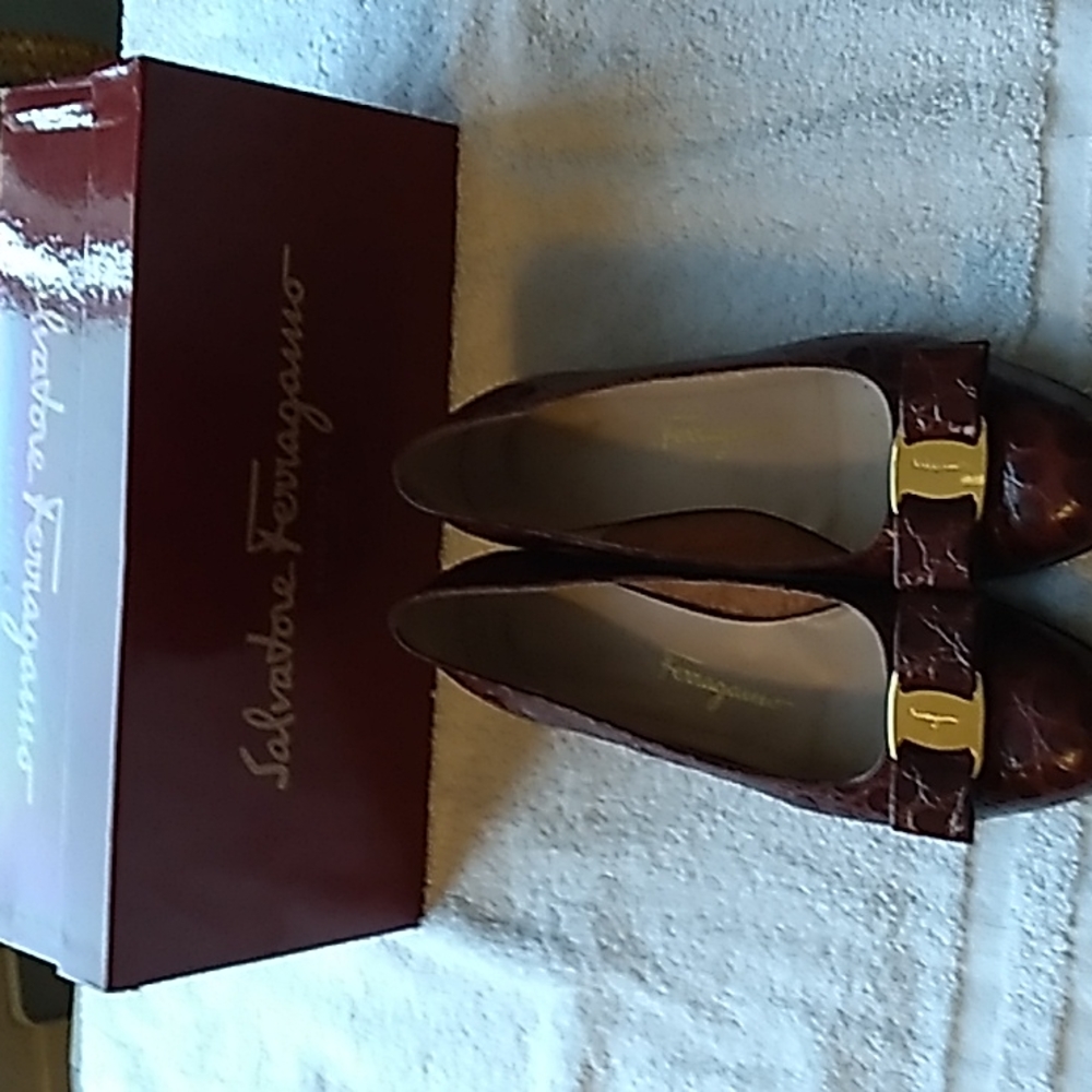 Vara bow calf crocodile ferrigamo loafer. Size 6b